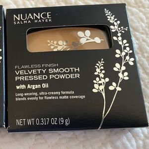 Nuance Salma Hayek Velvety Smooth Pressed Powder light medium 520
